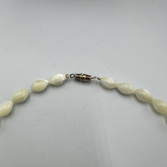 Vintage Mother of Pearl Beaded Necklace Twist Oval Beads Barrel Clasp 14.5 Inch - Picture 4 of 8